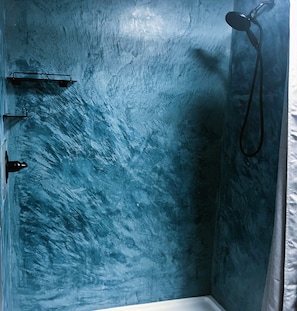 Douche, sĂšche-cheveux, serviettes fournies, papier toilette
