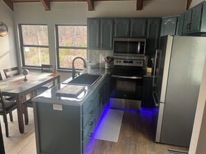 Kjøleskap, mikrobølgeovn, ovn og kokeplater