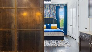 Un dormitorio con una cama grande, un armario y vistas al exterior.