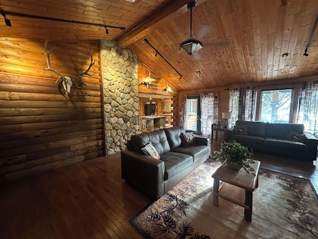TV. Cozy Hideaway Log Home in Welcoming Jordan MT