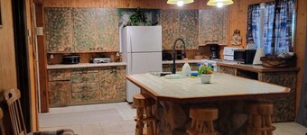 Cozy Hideaway Log Home in Welcoming Jordan MT