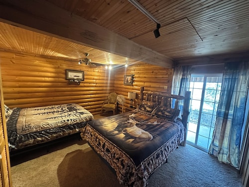 Cozy Hideaway Log Home in Welcoming Jordan MT