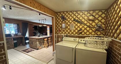 Cozy Hideaway Log Home in Welcoming Jordan MT