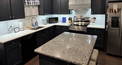 Perfect Auburn Game Day Stay, Off S. College. Pet-friendly!