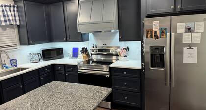 Perfect Auburn Game Day Stay, Off S. College. Pet-friendly!