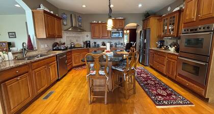 Spacious, Luxurious, and Convenient Happy Valley PSU Getaway