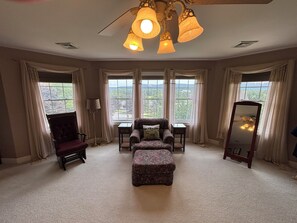 TV, fireplace, DVD player, table tennis - Spacious, Luxurious, and Convenient Happy Valley PSU Getaway (State College)