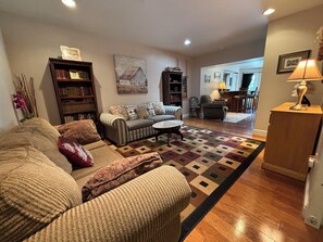 TV, fireplace, DVD player, table tennis - Spacious, Luxurious, and Convenient Happy Valley PSU Getaway (State College)