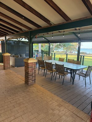Outdoor dining - Waters edge retreat, come and relax on the estuary (Bouvard)