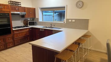 Microondas, horno, placa de cocina y lavavajillas