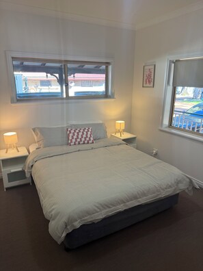 4 bedrooms, iron/ironing board, WiFi, bed sheets - Waters edge retreat, come and relax on the estuary (Bouvard)