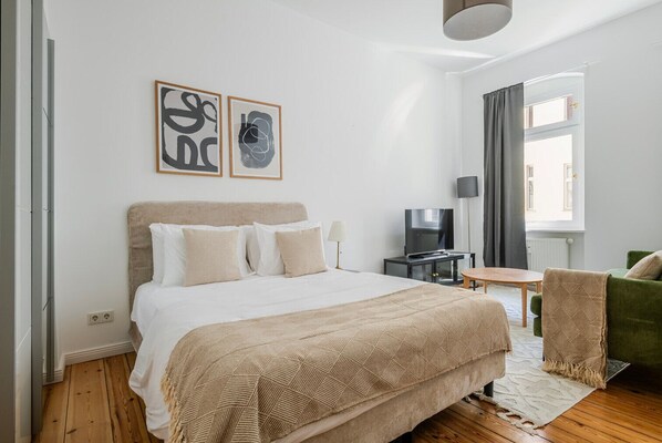 Iron/ironing board, WiFi, bed sheets