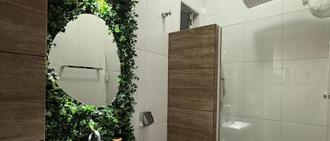 Dusche, Handtücher, Toilettenpapier