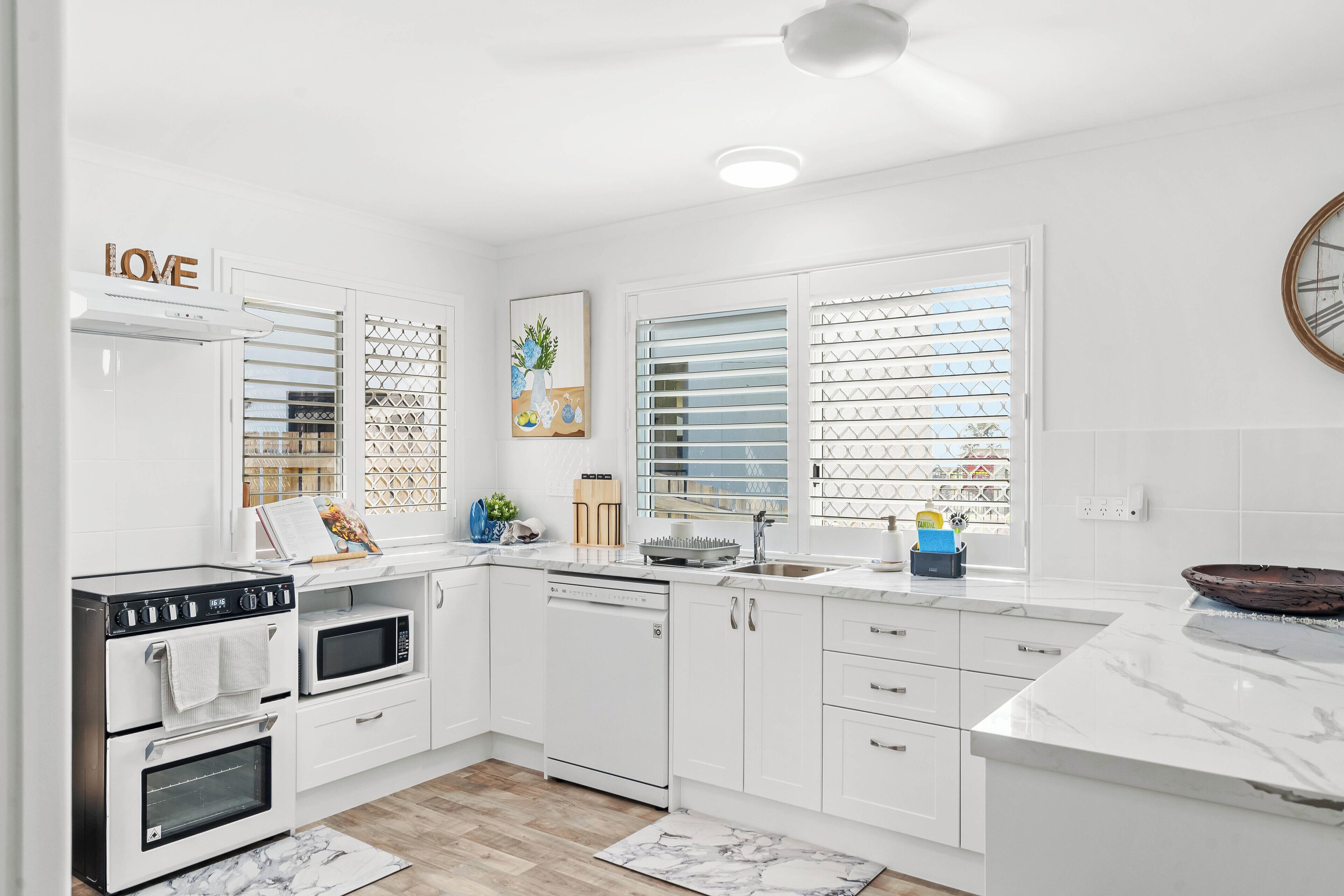 Jääkaappi, mikroaaltouuni, uuni, liesi