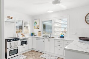 冷蔵庫、電子レンジ、オーブン、コンロ