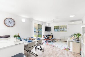 Älytelevisio, DVD-soitin, kirjoja, videokirjasto