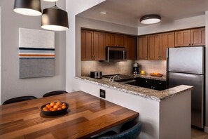 Micro-ondes, four, plaque de cuisson, lave-vaisselle