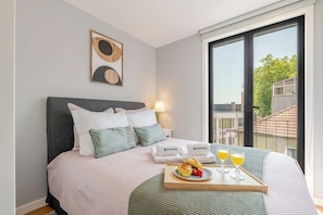 2 bedrooms, iron/ironing board, travel cot, free WiFi - Stylish & Bright Apartment by HostWise (Porto)