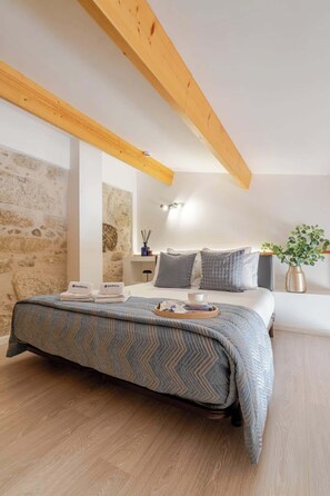 1 habitación, tabla de planchar con plancha y cuna de viaje 