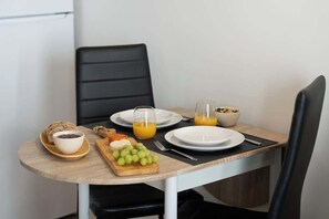 Dining - Authentic Studio 9 with Terrace by HostWise (São Mamede de Infesta)