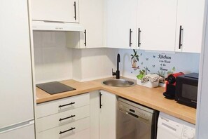 Fridge, microwave, dishwasher, coffee/tea maker