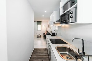 Frigorífico, microondas, horno y placa de cocina
