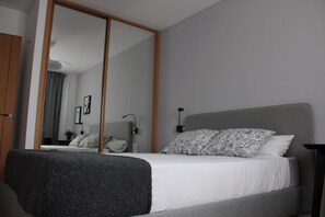 1 habitación, tabla de planchar con plancha, wifi y ropa de cama