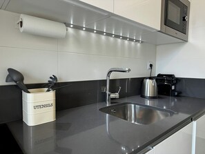 Kylskåp, mikrovågsugn, ugn och diskmaskin