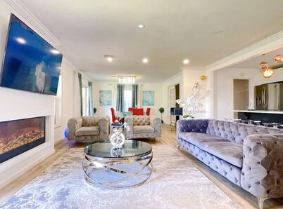 Luxe Lakefront downtown villa Universal Disney