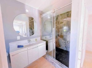 Doccia, asciugacapelli, bidet, asciugamani