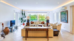 Smart TV, fireplace, ping pong