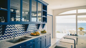 ثلاجة، ميكروويف، فرن، موقد طهي مسطح