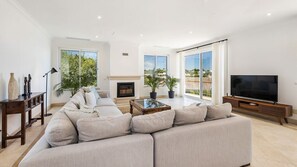 Smart-TV, Kamin, Tischtennisplatte