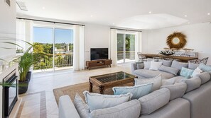 Smart-TV, Kamin, Tischtennisplatte