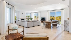 Smart TV, fireplace, table tennis