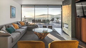 Smart TV, chimenea, videojuegos y libros 