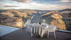 Outdoor dining - Luxury Villa Douro Valley River View and Pool (Alijó)