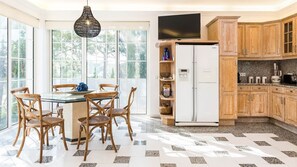 Réfrigérateur, four à micro-ondes, un four, surface de cuisson