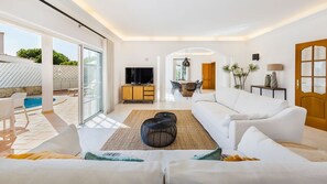 Smart TV, fireplace, ping pong