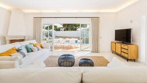 Smart TV, fireplace, table tennis