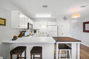 冷蔵庫、電子レンジ、オーブン、コンロ