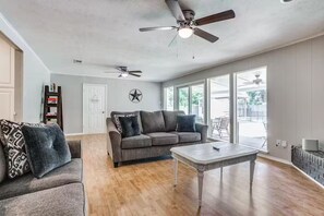 Smart TV, foosball, table tennis - Spacious Home with Game Room, Fire Pit, near Arlington, DFW (Bedford)