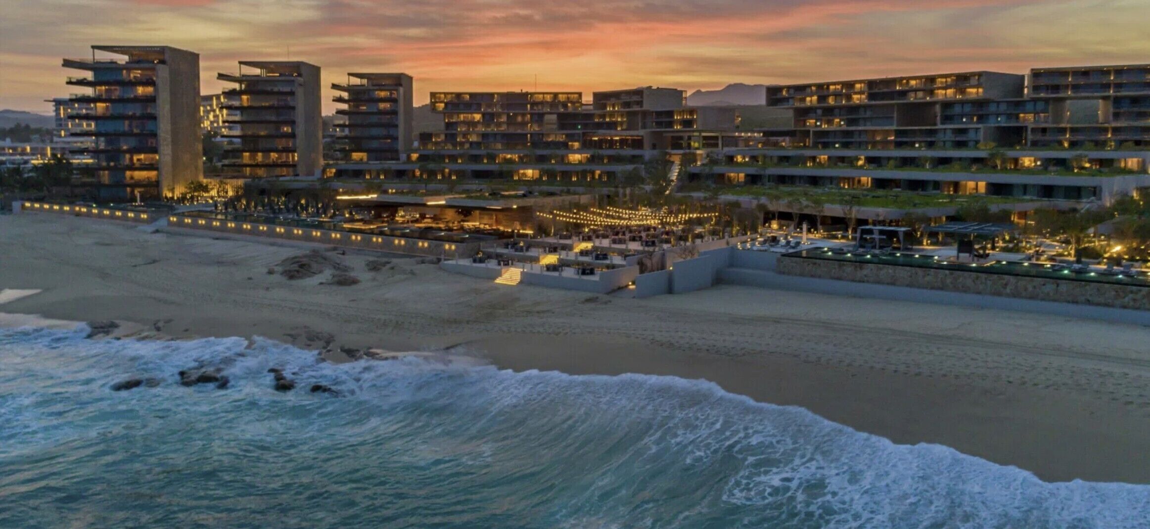 在海滩、白沙、小屋（收费）、沙滩椅