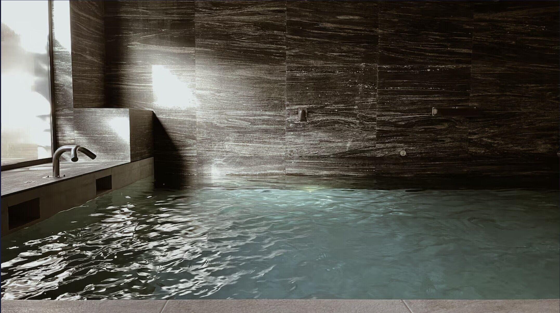 Parihoitohuone(ita), sauna, poreallas, höyrysauna, vartalohoitoja