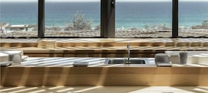 6 restaurants, breakfast, dinner served; American cuisine