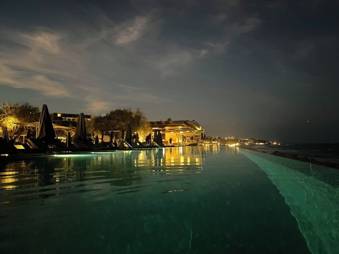 4 ulkouima-allasta, maksullisia cabañoita, aurinkovarjoja