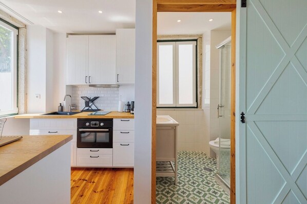 Microwave, oven, stovetop, coffee/tea maker