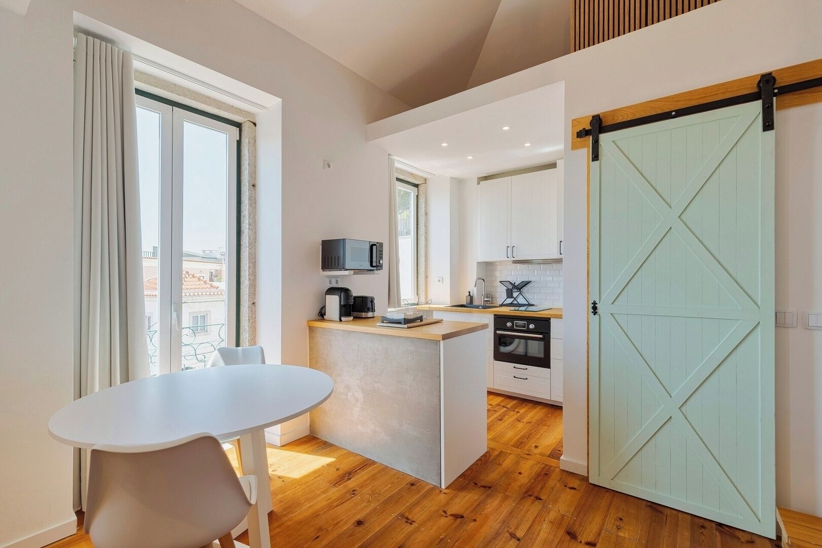 Mikrowelle, Ofen, Herdplatte, Wasserkocher mit Kaffee-/Teezubehör