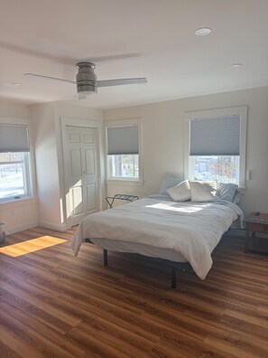 3 habitaciones, tabla de planchar con plancha, wifi y ropa de cama 