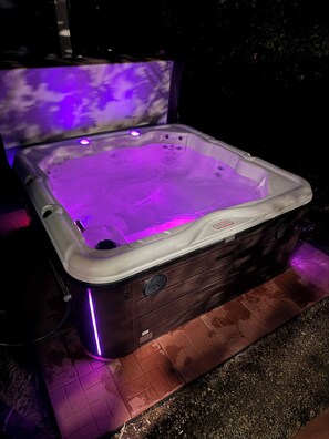 Tina de hidromasaje al aire libre